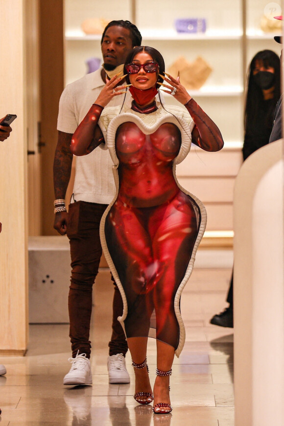 Offset et son épouse Cardi B font du shopping dans une boutique Louis Vuitton à Los Angeles, le 22 janvier 2021.