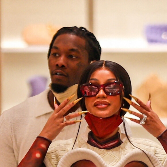 Offset et son épouse Cardi B font du shopping dans une boutique Louis Vuitton à Los Angeles, le 22 janvier 2021.