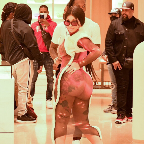 Offset et son épouse Cardi B font du shopping dans une boutique Louis Vuitton à Los Angeles, le 22 janvier 2021.