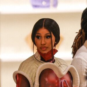 Offset et son épouse Cardi B font du shopping dans une boutique Louis Vuitton à Los Angeles, le 22 janvier 2021.