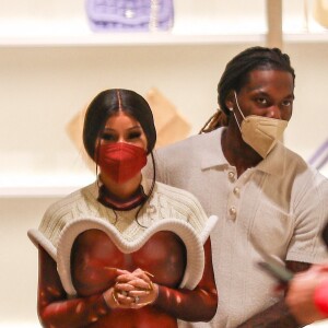 Offset et son épouse Cardi B font du shopping dans une boutique Louis Vuitton à Los Angeles, le 22 janvier 2021.