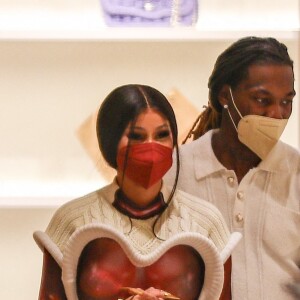 Offset et son épouse Cardi B font du shopping dans une boutique Louis Vuitton à Los Angeles, le 22 janvier 2021.