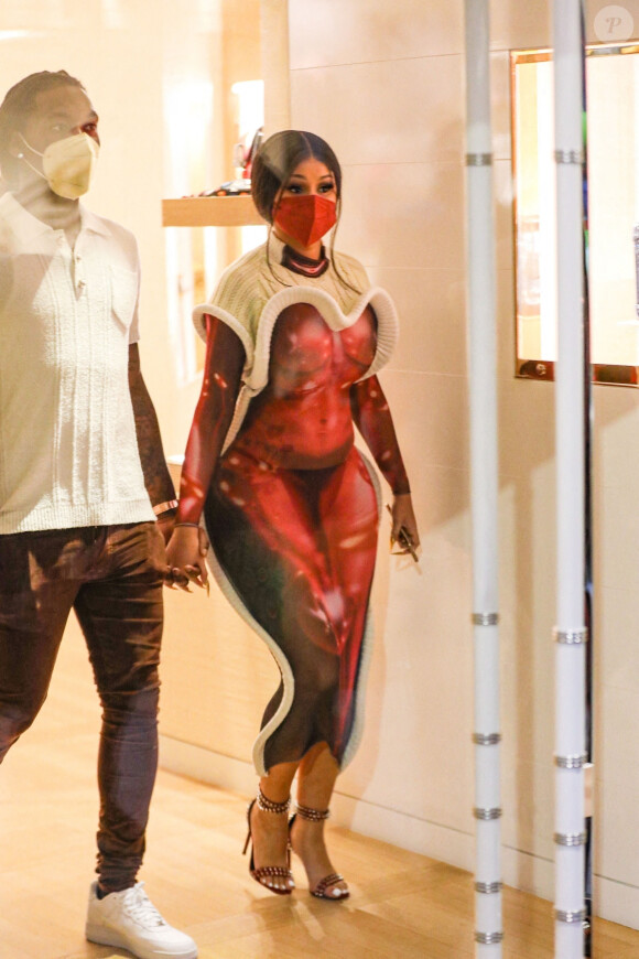 Offset et son épouse Cardi B font du shopping dans une boutique Louis Vuitton à Los Angeles, le 22 janvier 2021.