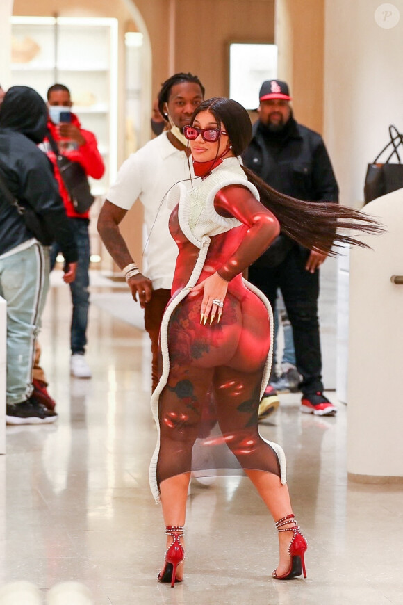 Offset et son épouse Cardi B font du shopping dans une boutique Louis Vuitton à Los Angeles, le 22 janvier 2021.