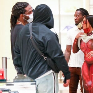 Offset et son épouse Cardi B font du shopping dans une boutique Louis Vuitton à Los Angeles, le 22 janvier 2021.