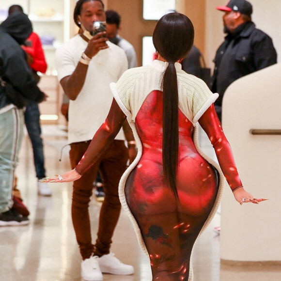 Offset et son épouse Cardi B font du shopping dans une boutique Louis Vuitton à Los Angeles, le 22 janvier 2021.