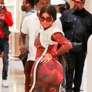 Offset et son épouse Cardi B font du shopping dans une boutique Louis Vuitton à Los Angeles, janvier 2021.