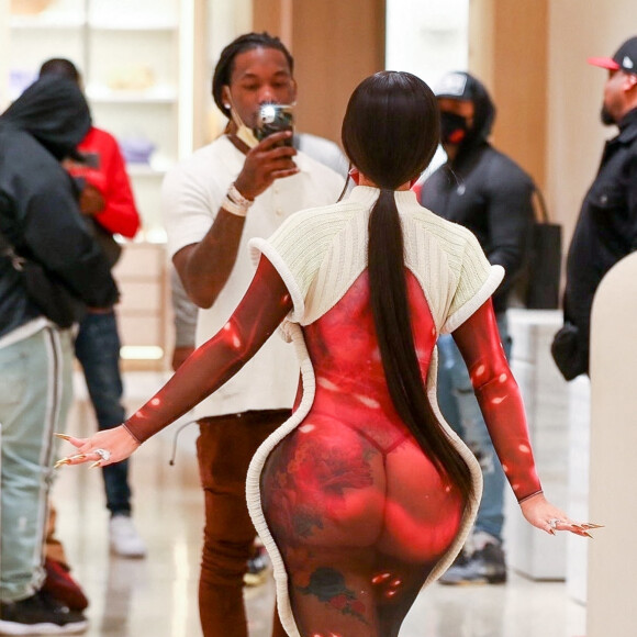 Offset et son épouse Cardi B font du shopping dans une boutique Louis Vuitton à Los Angeles, le 22 janvier 2021.