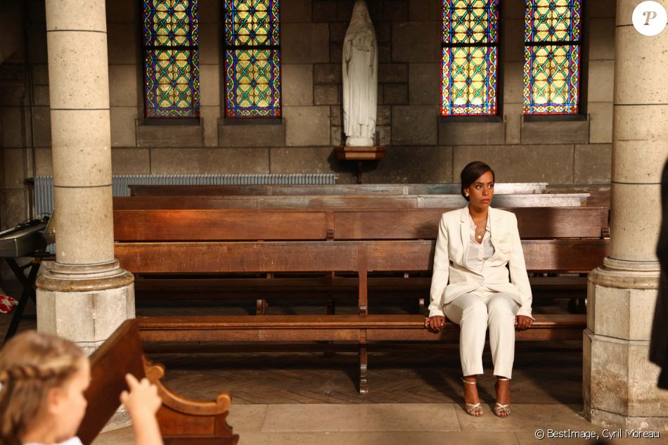 Exclusif - Amel Bent sur le tournage du téléfilm pour France 3 "Les sandales blanches" (diffusion le 25 janvier 2021) à Meudon le 18 septembre 2020. © Cyril Moreau / Bestimage