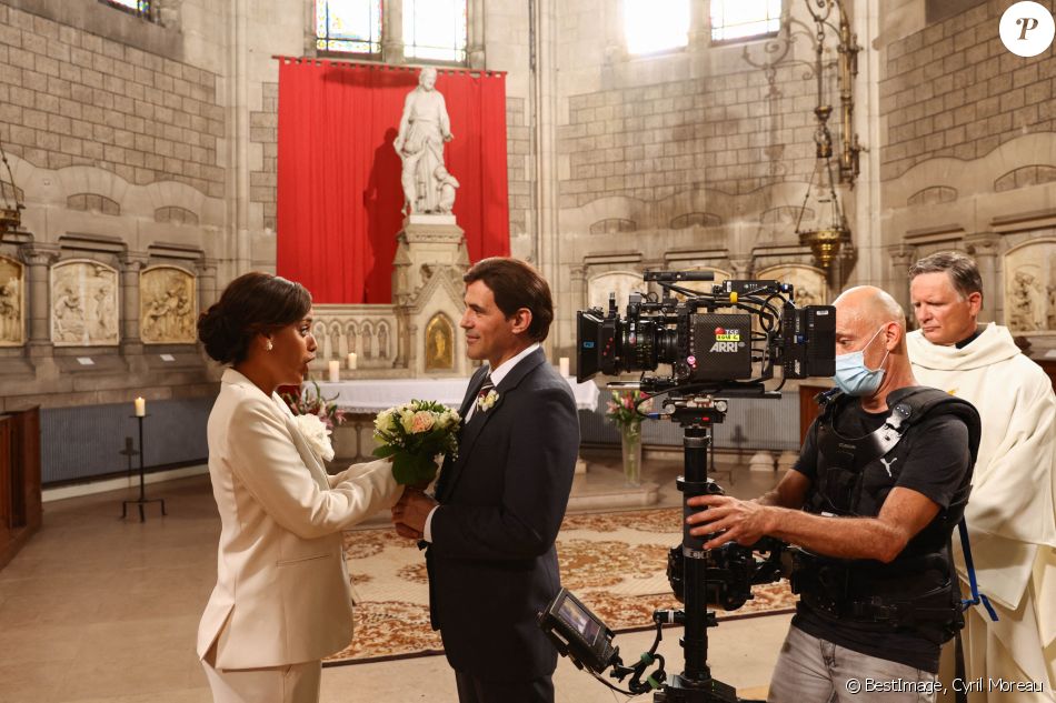 Exclusif - Amel Bent, Stéphane Rideau sur le tournage du téléfilm pour France 3 "Les sandales blanches" (diffusion le 25 janvier 2021) à Meudon le 18 septembre 2020. © Cyril Moreau / Bestimage