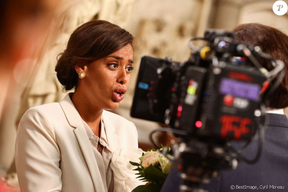 Exclusif - Amel Bent sur le tournage du téléfilm pour France 3 "Les sandales blanches" (diffusion le 25 janvier 2021) à Meudon le 18 septembre 2020. © Cyril Moreau / Bestimage