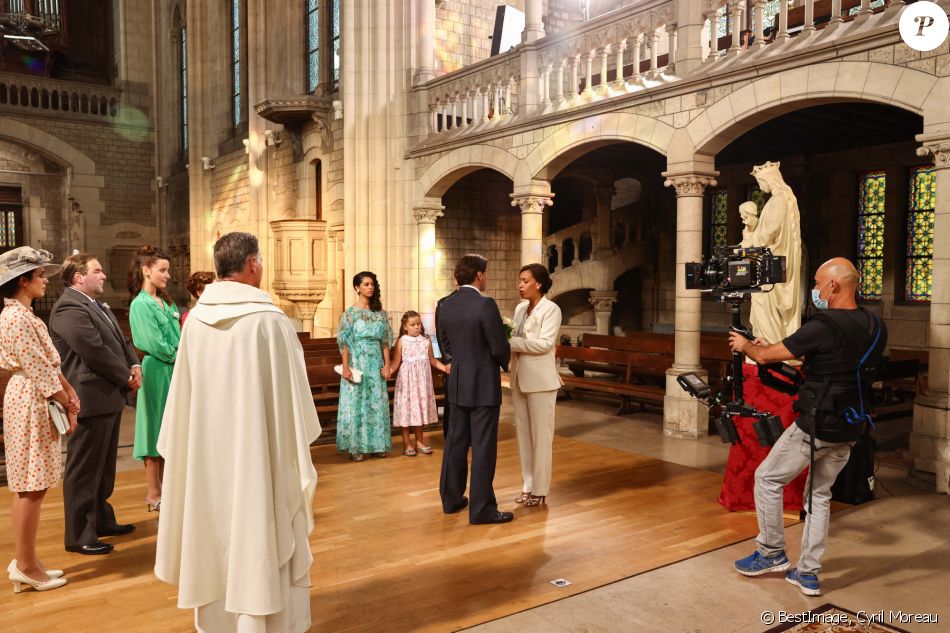 Exclusif - Amel Bent, Stéphane Rideau sur le tournage du téléfilm pour France 3 "Les sandales blanches" (diffusion le 25 janvier 2021) à Meudon le 18 septembre 2020. © Cyril Moreau / Bestimage