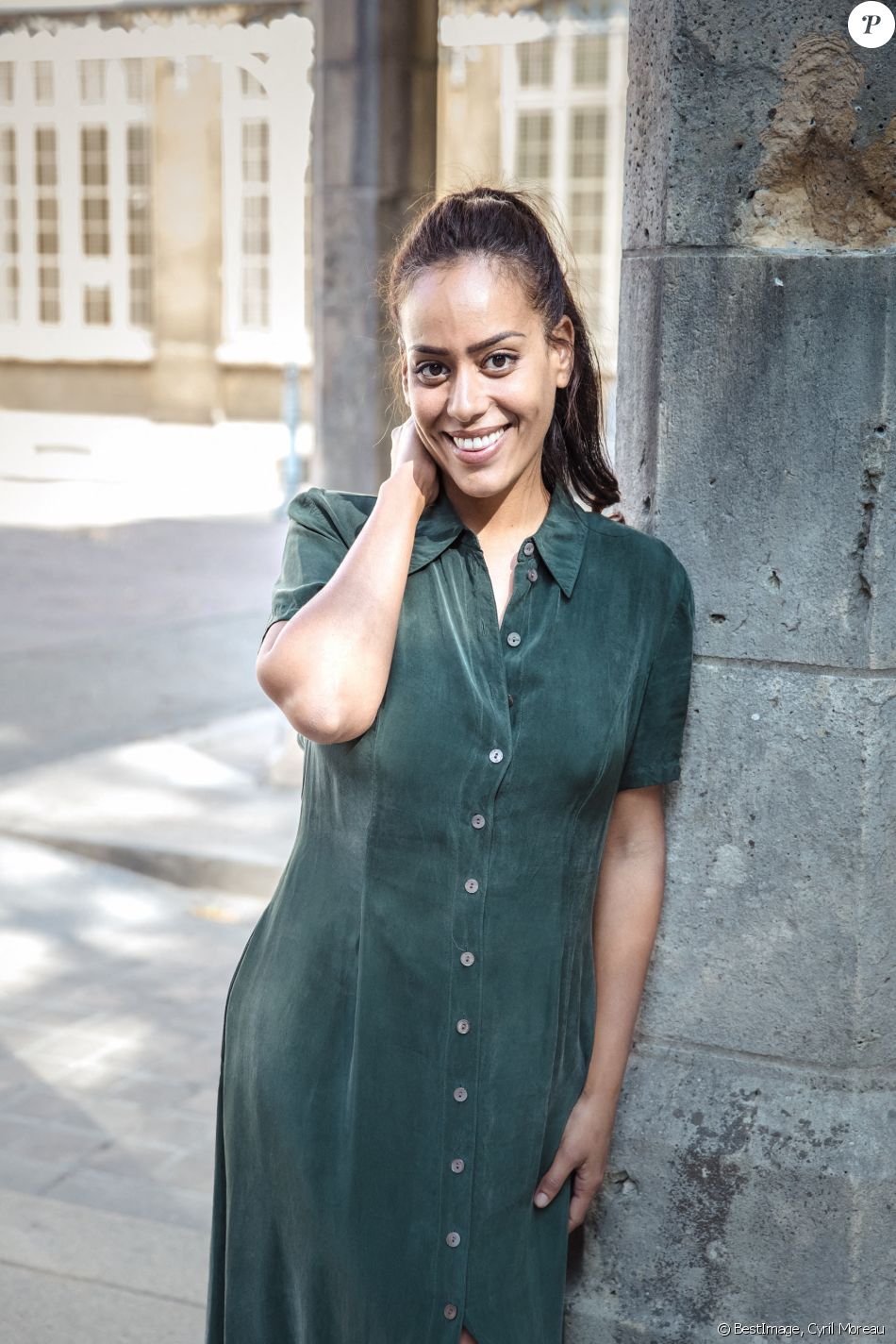 Exclusif - Amel Bent en marge du tournage du téléfilm de France 3 "Les sandales blanches" (diffusé le 25 janvier 2021) à Meudon le 18 septembre 2020 © Cyril Moreau / Bestimage