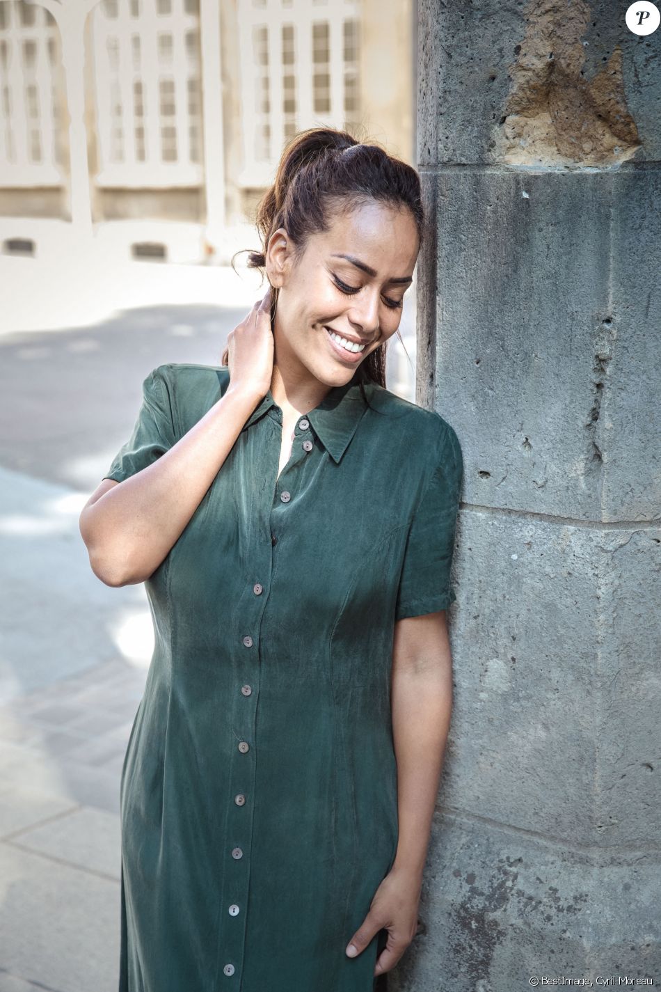 Exclusif - Amel Bent en marge du tournage du téléfilm de France 3 "Les sandales blanches" (diffusé le 25 janvier 2021) à Meudon le 18 septembre 2020 © Cyril Moreau / Bestimage