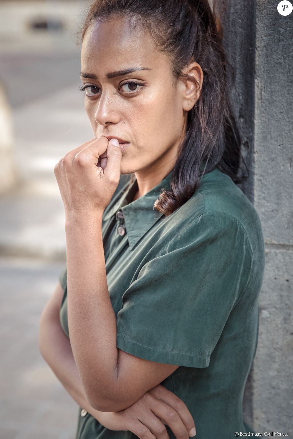 Exclusif - Amel Bent en marge du tournage du téléfilm de France 3 "Les sandales blanches" (diffusé le 25 janvier 2021) à Meudon le 18 septembre 2020 © Cyril Moreau / Bestimage