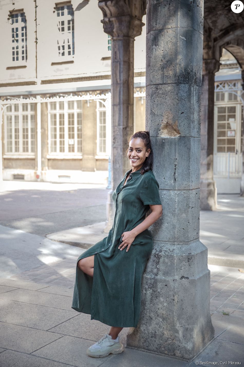 Exclusif - Amel Bent en marge du tournage du téléfilm de France 3 "Les sandales blanches" (diffusé le 25 janvier 2021) à Meudon le 18 septembre 2020 © Cyril Moreau / Bestimage