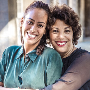 Exclusif - Amel Bent, Malika Bellaribi Le Moal en marge du tournage du téléfilm de France 3 "Les sandales blanches" (diffusé le 25 janvier 2021) à Meudon le 18 septembre 2020 © Cyril Moreau / Bestimage