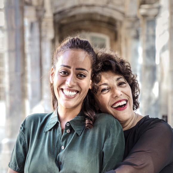 Exclusif - Amel Bent, Malika Bellaribi Le Moal en marge du tournage du téléfilm de France 3 "Les sandales blanches" (diffusé le 25 janvier 2021) à Meudon le 18 septembre 2020 © Cyril Moreau / Bestimage