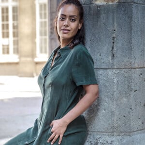 Exclusif - Amel Bent en marge du tournage du téléfilm de France 3 "Les sandales blanches" (diffusé le 25 janvier 2021) à Meudon le 18 septembre 2020 © Cyril Moreau / Bestimage