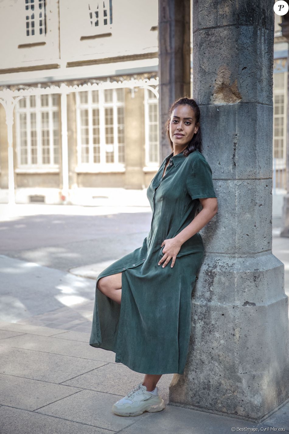 Exclusif - Amel Bent en marge du tournage du téléfilm de France 3 "Les sandales blanches" (diffusé le 25 janvier 2021) à Meudon le 18 septembre 2020 © Cyril Moreau / Bestimage