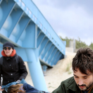 Exclusif - Le chanteur Jérémy Frérot, mari de L. Manaudou, accompagné d'une trentaine de bénévoles, a décidé cette année de lancer une opération de nettoyage de plages, "Initiatives oceanes" animée et dirigée par lui-même. Avec l'aide de Surfrider il a lancé cette collecte sur une de ses plages préférées depuis son enfance ici, entre Arcachon et les Landes le 3 Mai 2019. © Patrick Bernard/ Bestimage