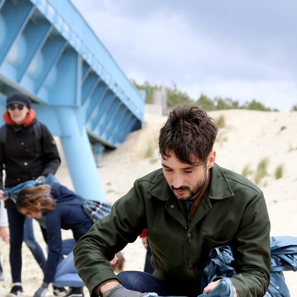 Exclusif - Le chanteur Jérémy Frérot, mari de L. Manaudou, accompagné d'une trentaine de bénévoles, a décidé cette année de lancer une opération de nettoyage de plages, "Initiatives oceanes" animée et dirigée par lui-même. Avec l'aide de Surfrider il a lancé cette collecte sur une de ses plages préférées depuis son enfance ici, entre Arcachon et les Landes le 3 Mai 2019. © Patrick Bernard/ Bestimage