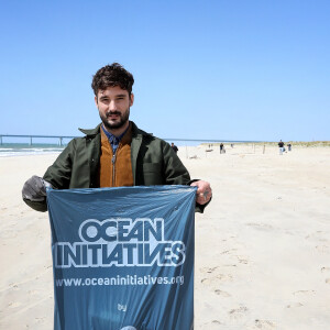 Exclusif - Le chanteur Jérémy Frérot, mari de L. Manaudou, accompagné d'une trentaine de bénévoles, a décidé cette année de lancer une opération de nettoyage de plages, "Initiatives oceanes" animée et dirigée par lui-même. Avec l'aide de Surfrider il a lancé cette collecte sur une de ses plages préférées depuis son enfance ici, entre Arcachon et les Landes le 3 Mai 2019. Il a fait une pause dans sa tournée pour organiser cette action et il etait seul, sans Laure, pour ce combat. Les Initiatives Océanes sont des nettoyages de plages, lacs, rivières et fonds marins partout dans le monde. Ces collectes de déchets sont organisées par des bénévoles grâce à l'accompagnement de Surfrider Foundation Europe. © Patrick Bernard/ Bestimage