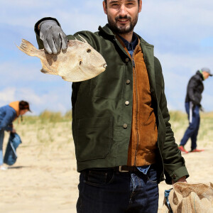 Exclusif - Le chanteur Jérémy Frérot, mari de L. Manaudou, accompagné d'une trentaine de bénévoles, a décidé cette année de lancer une opération de nettoyage de plages, "Initiatives oceanes" animée et dirigée par lui-même. Avec l'aide de Surfrider il a lancé cette collecte sur une de ses plages préférées depuis son enfance ici, entre Arcachon et les Landes le 3 Mai 2019. Il a fait une pause dans sa tournée pour organiser cette action et il etait seul, sans Laure, pour ce combat. Les Initiatives Océanes sont des nettoyages de plages, lacs, rivières et fonds marins partout dans le monde. Ces collectes de déchets sont organisées par des bénévoles grâce à l'accompagnement de Surfrider Foundation Europe. © Patrick Bernard/ Bestimage
