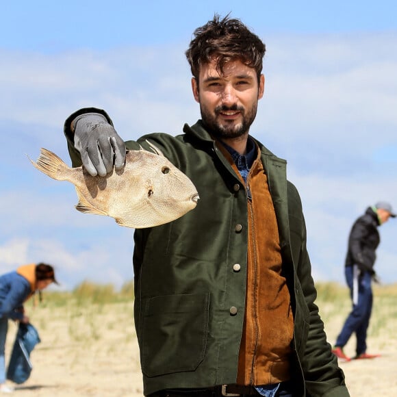 Exclusif - Le chanteur Jérémy Frérot, mari de L. Manaudou, accompagné d'une trentaine de bénévoles, a décidé cette année de lancer une opération de nettoyage de plages, "Initiatives oceanes" animée et dirigée par lui-même. Avec l'aide de Surfrider il a lancé cette collecte sur une de ses plages préférées depuis son enfance ici, entre Arcachon et les Landes le 3 Mai 2019. Il a fait une pause dans sa tournée pour organiser cette action et il etait seul, sans Laure, pour ce combat. Les Initiatives Océanes sont des nettoyages de plages, lacs, rivières et fonds marins partout dans le monde. Ces collectes de déchets sont organisées par des bénévoles grâce à l'accompagnement de Surfrider Foundation Europe. © Patrick Bernard/ Bestimage