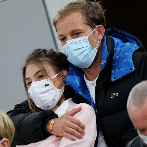 Nicolas Duvauchelle et sa compagne en tribune lors de la finale homme des internationaux de tennis de Roland Garros à Paris remportée par Rafael Nadal en trois set le 11 octobre 2020. © Dominique Jacovides / Bestimage