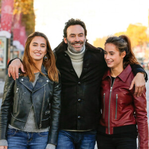Exclusif - Rendez-vous avec Anthony Delon et ses filles Loup et Liv sur les Champs-Elysées à Paris, France. © Philippe Doignon/Bestimage