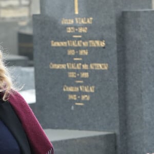 Marilou Berry et son compagnon Alexis lors des obsèques de Véronique Colucci au cimetière communal de Montrouge, le 12 avril 2018.