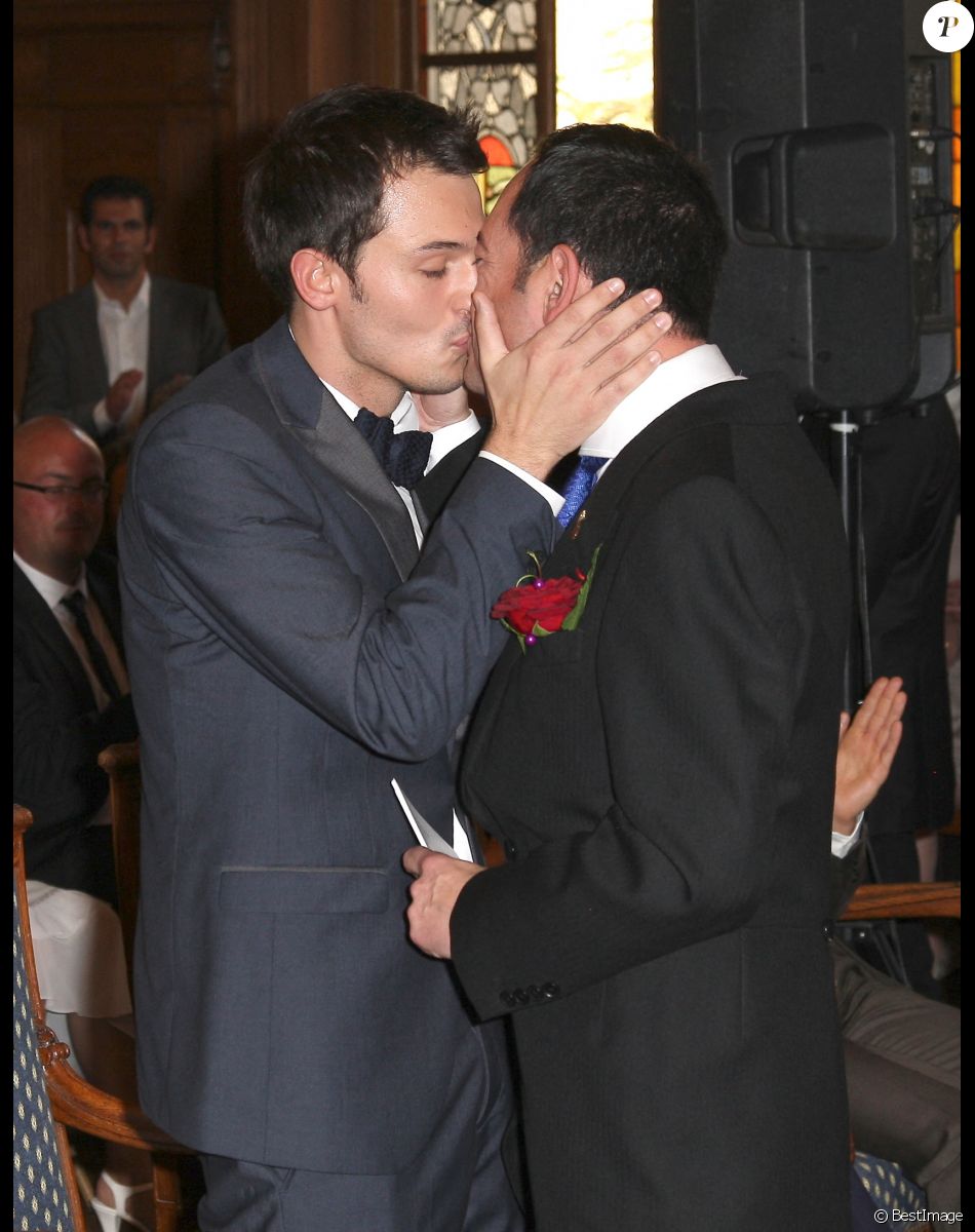 Mariage du conseiller régional PS Jean-Luc Romero et Christophe Michel à la mairie du 12e par le maire de Paris. Le 27 septembre 2013