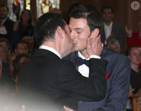 Mariage du conseiller régional PS Jean-Luc Romero et Christophe Michel à la mairie du 12e par le maire de Paris. Le 27 septembre 2013