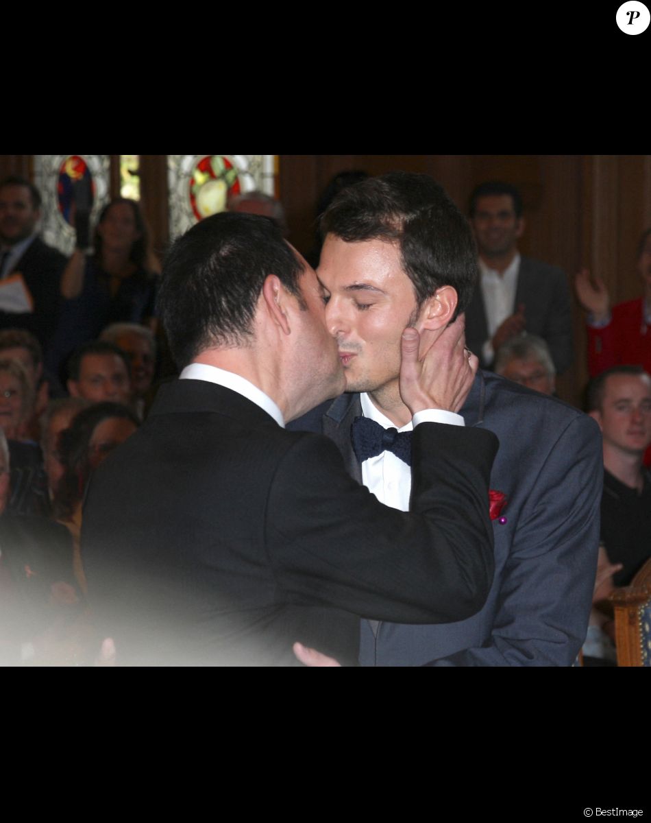 Mariage du conseiller régional PS Jean-Luc Romero et Christophe Michel à la mairie du 12e par le maire de Paris. Le 27 septembre 2013