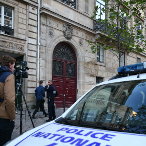 Info - Aomar Aït Khedache dit "Omar le Vieux", considéré par les enquêteurs comme le "cerveau" du braquage de Kim Kardashian en 2016, est sorti de prison et assigné à son domicile en raison du contexte sanitaire - La Police Technique et Scientifique quitte l'hôtel résidence ou Kim Kardashian a été attaquée par des assaillants armés déguisés en policiers à 2h40 du matin à Paris le 3 octobre 2016.