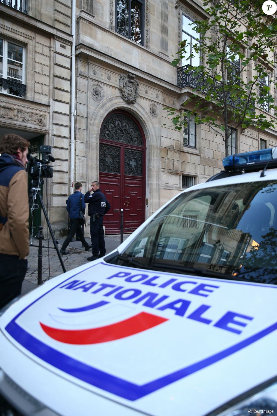 Info - Aomar Aït Khedache dit "Omar le Vieux", considéré par les enquêteurs comme le "cerveau" du braquage de Kim Kardashian en 2016, est sorti de prison et assigné à son domicile en raison du contexte sanitaire - La Police Technique et Scientifique quitte l'hôtel résidence ou Kim Kardashian a été attaquée par des assaillants armés déguisés en policiers à 2h40 du matin à Paris le 3 octobre 2016.