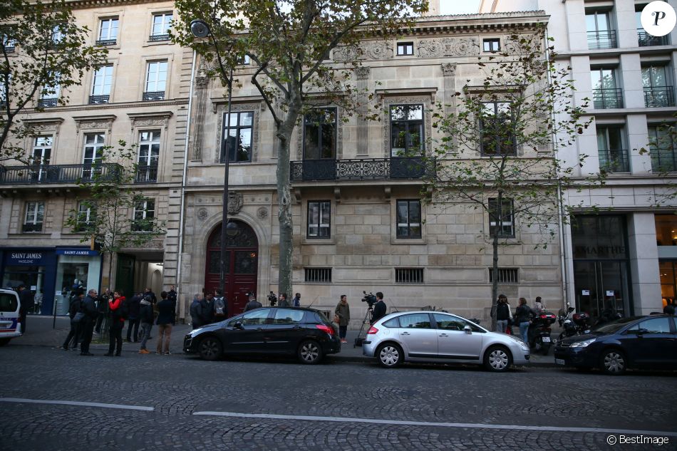 Info - Aomar Aït Khedache dit "Omar le Vieux", considéré par les enquêteurs comme le "cerveau" du braquage de Kim Kardashian en 2016, est sorti de prison et assigné à son domicile en raison du contexte sanitaire - La Police Technique et Scientifique quitte l'hôtel résidence ou Kim Kardashian a été attaquée par des assaillants armés déguisés en policiers à 2h40 du matin à Paris le 3 octobre 2016.