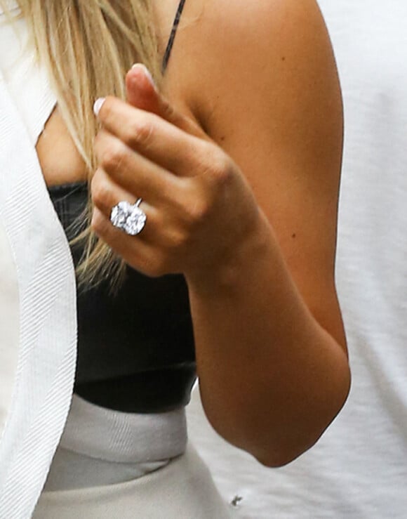 Info - 10 millions d'euros de bijoux volés à Kim Kardashian lors du braquage à Paris dont une bague à 4 millions d'euros - Kim Kardashian et son fiance Kanye West vont faire du shopping a Miami, le 29 novembre 2013.