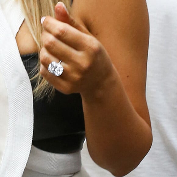 Info - 10 millions d'euros de bijoux volés à Kim Kardashian lors du braquage à Paris dont une bague à 4 millions d'euros - Kim Kardashian et son fiance Kanye West vont faire du shopping a Miami, le 29 novembre 2013.
