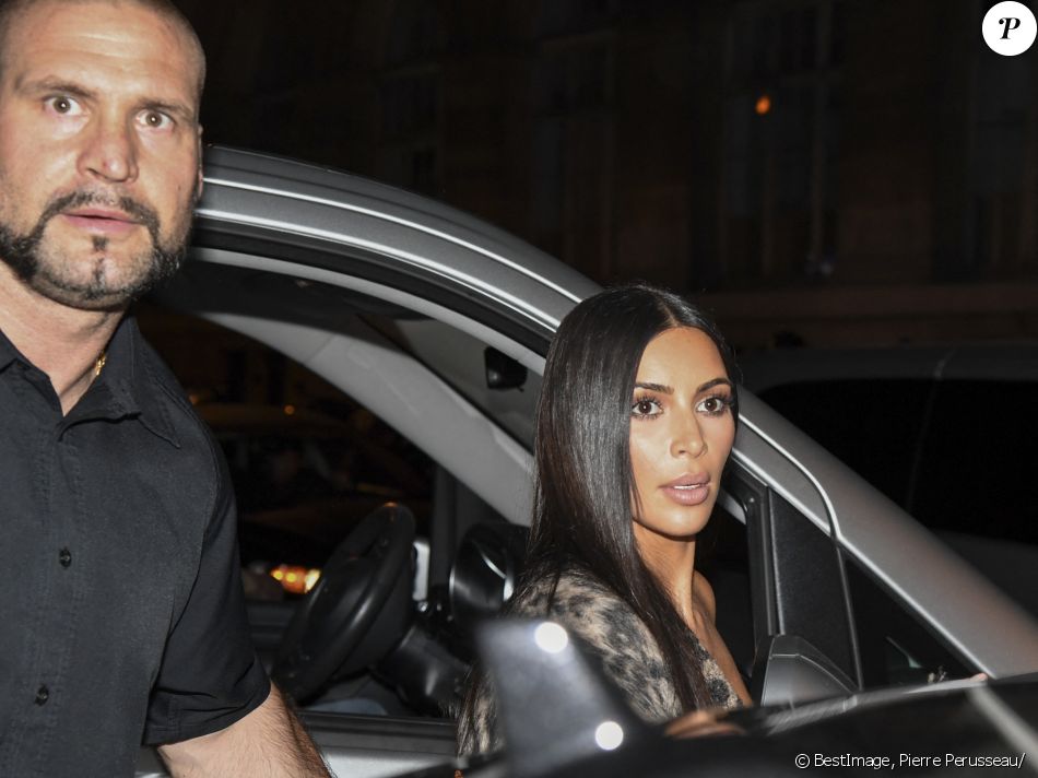 Info - Aomar Aït Khedache dit "Omar le Vieux", considéré par les enquêteurs comme le "cerveau" du braquage de Kim Kardashian en 2016, est sorti de prison et assigné à son domicile en raison du contexte sanitaire - Pascal Duvier (garde du corps) - Kim Kardashian, Kanye West et Kourtney Kardashian à la sortie du défilé "Off White" lors de la Fashion Week de Paris, le 29 septembre 2016. © Pierre Perusseau/Bestimage