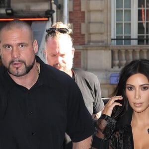 IPascal Duvier (garde du corps) - Kim Kardashian, sa mère Kris Jenner et son compagnon Corey Gamble arrivent à un rendez-vous à la maison Balmain mais se trompent et entrent à l'EFAP à Paris le 28 septembre 2016. © Cyril Moreau / Bestimage