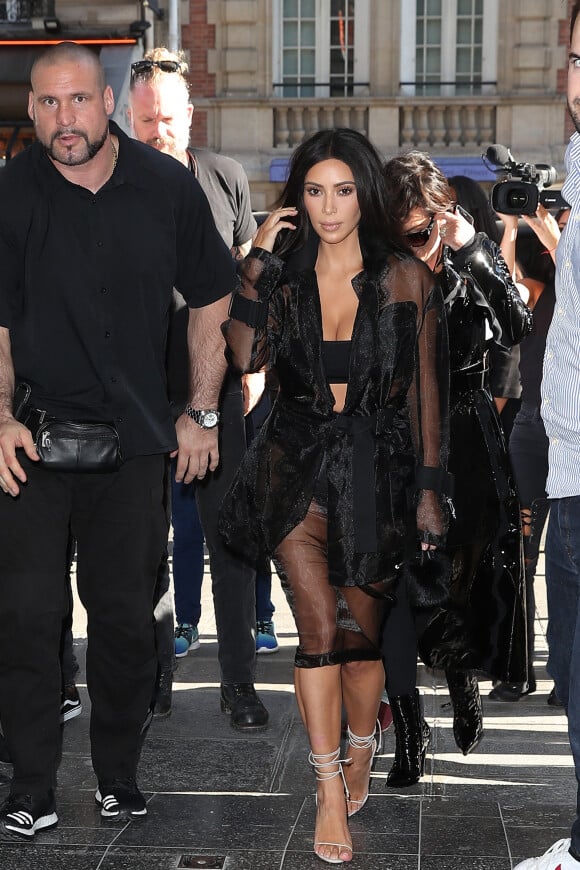 IPascal Duvier (garde du corps) - Kim Kardashian, sa mère Kris Jenner et son compagnon Corey Gamble arrivent à un rendez-vous à la maison Balmain mais se trompent et entrent à l'EFAP à Paris le 28 septembre 2016. © Cyril Moreau / Bestimage
