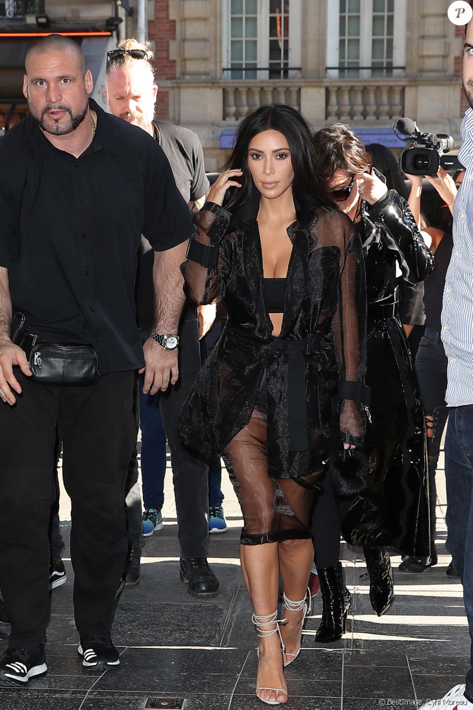 IPascal Duvier (garde du corps) - Kim Kardashian, sa mère Kris Jenner et son compagnon Corey Gamble arrivent à un rendez-vous à la maison Balmain mais se trompent et entrent à l'EFAP à Paris le 28 septembre 2016. © Cyril Moreau / Bestimage