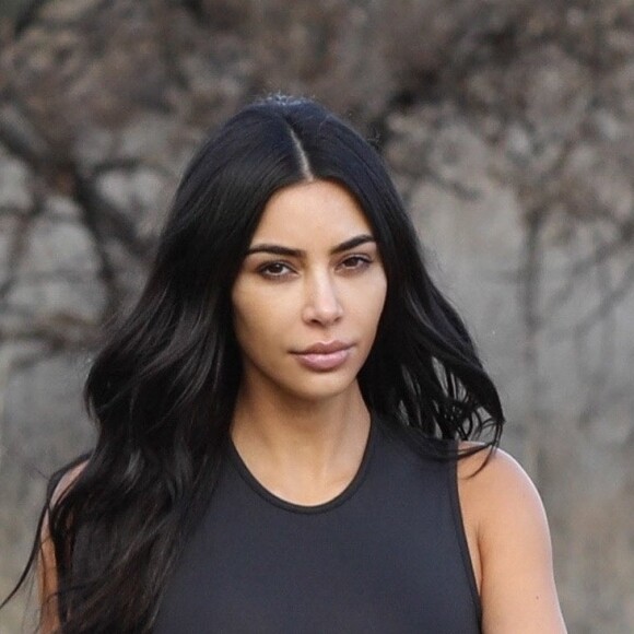 Exclusif - Kim Kardashian a de nouveau fait tourner les têtes ce matin, cette fois lors d'une séance d'exercice avec son entraîneur personnel à Calabasas, Los Angeles, le 14 février 2020. Kim Kardashian turned heads once again this morning, this time during an exercise session with her personal trainer.