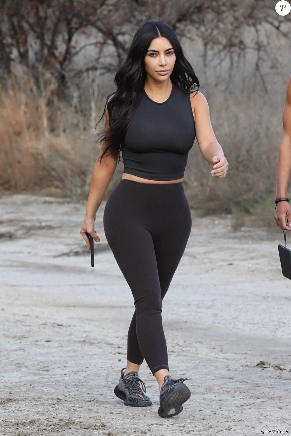 Exclusif - Kim Kardashian a de nouveau fait tourner les têtes ce matin, cette fois lors d'une séance d'exercice avec son entraîneur personnel à Calabasas, Los Angeles, le 14 février 2020. Kim Kardashian turned heads once again this morning, this time during an exercise session with her personal trainer.