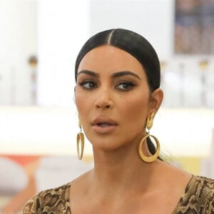 Exclusif - Kim Kardashian porte une tenue très sexy lors d'une virée shopping chez Ulta Beauty cosmetics dans le quartier de Calabasas à Los Angeles, le 22 octobre 2019