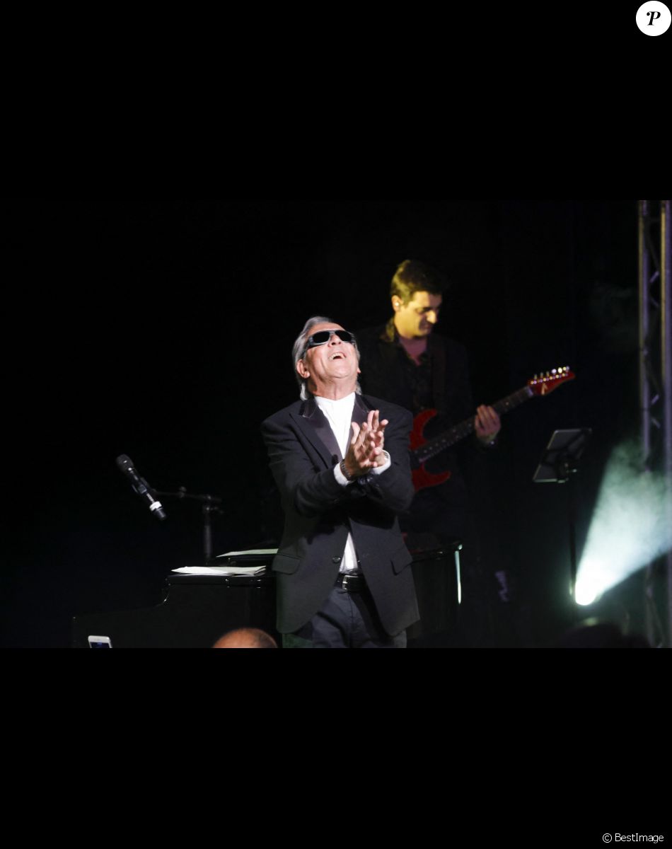 Concert de Gilbert Montagné lors de l'appel National pour la Tsedaka au profit des plus démunis à Nice le 24 novembre 2019.