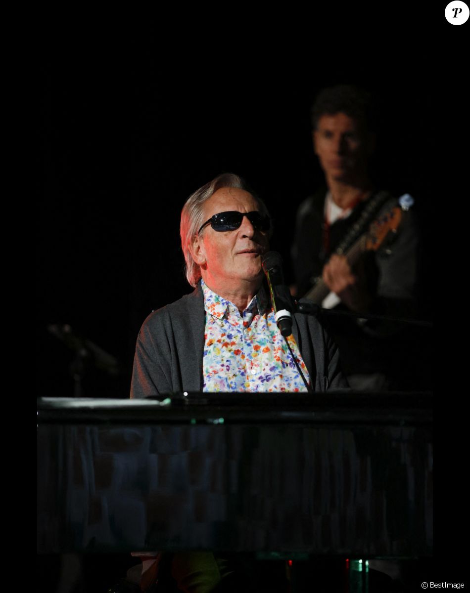 Concert de Gilbert Montagné lors de l'appel National pour la Tsedaka au profit des plus démunis à Nice le 24 novembre 2019.