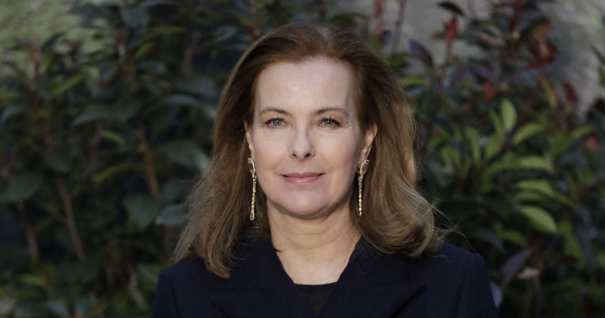 Carole Bouquet au défilé Chanel au Grand Palais lors de la Fashion Week